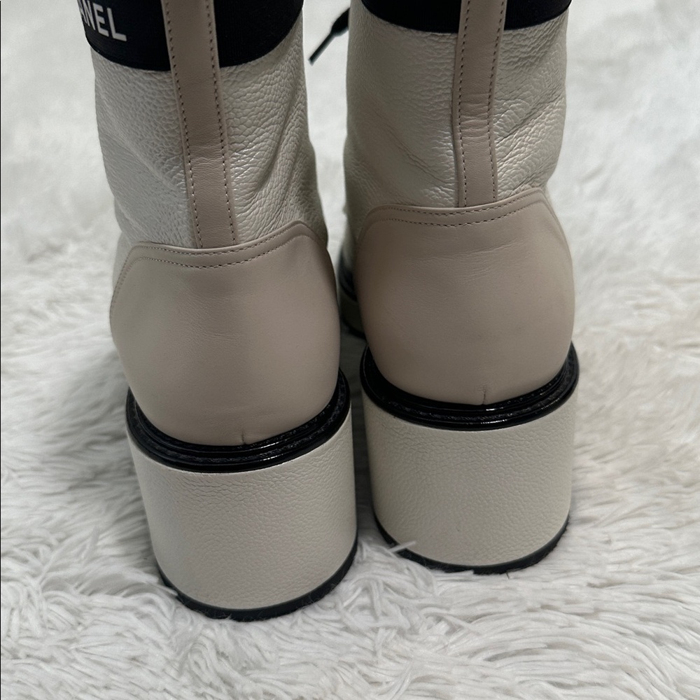 ❤️ AUTHENTIC! Chanel White Leather Lace Up Boots with Faux Pearl Detail - Picture 8 of 15